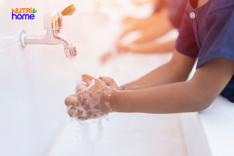 Rửa tay thường xuyên giúp giảm nguy cơ mắc bệnh tiêu chảy cho bé.