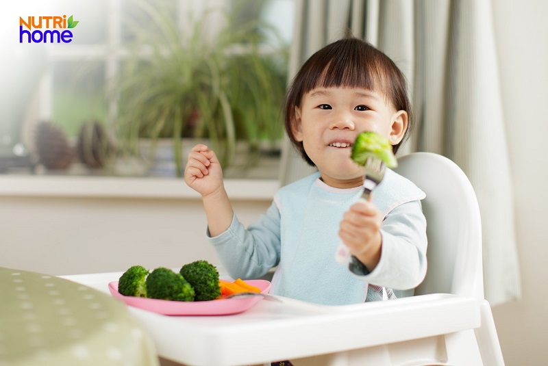 bé ăn rau xanh, tiêu hóa tốt, tăng cân