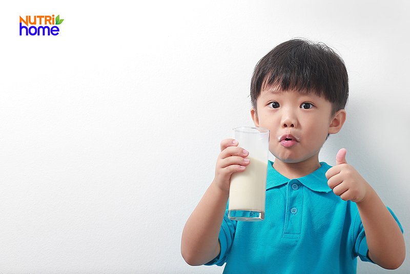 bé uống sữa, thực phẩm tăng cân cho bé