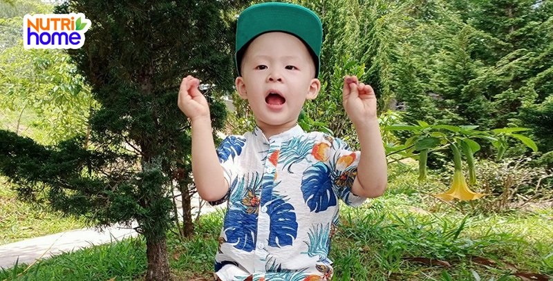 Bé Mộc Nguyên hiện tại có cân nặng đạt chuẩn, hoạt bát, lanh lợi