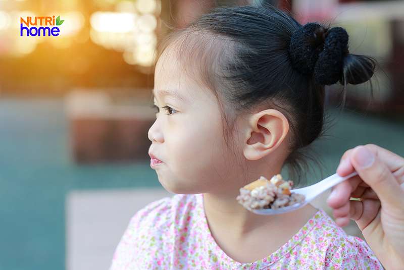 Nhấn vào ảnh để phóng to Bé 2 tuổi biếng ăn