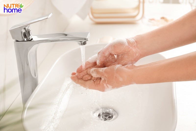 Rửa tay và vệ sinh ngực sạch sẽ trước khi hút sữa