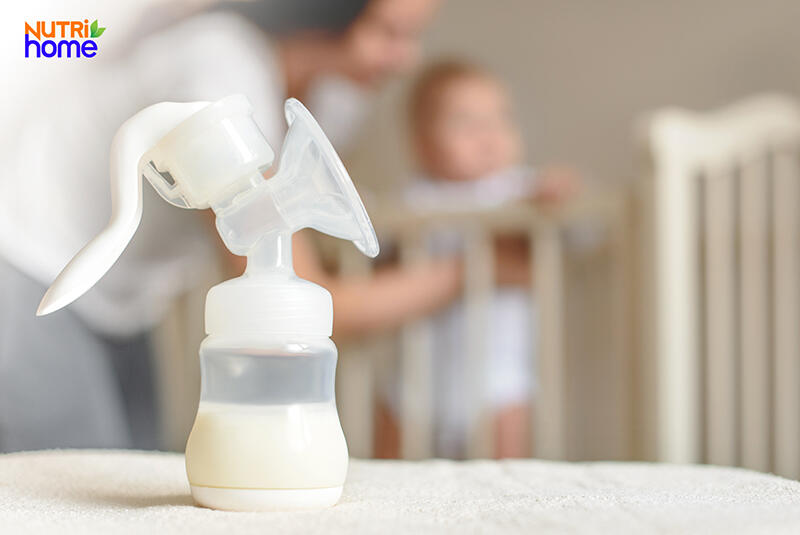 Vắt sữa thủ công hoặc máy bú sữa