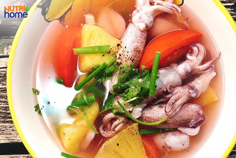 món ăn cho người bị gút với dứa, Canh mực nấu với dứa