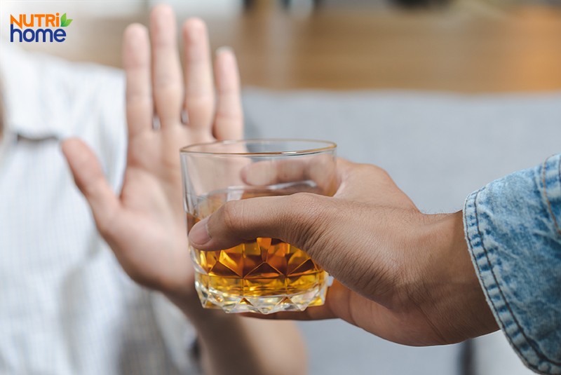 Người bị loãng xương cần hạn chế uống rượu và caffeine