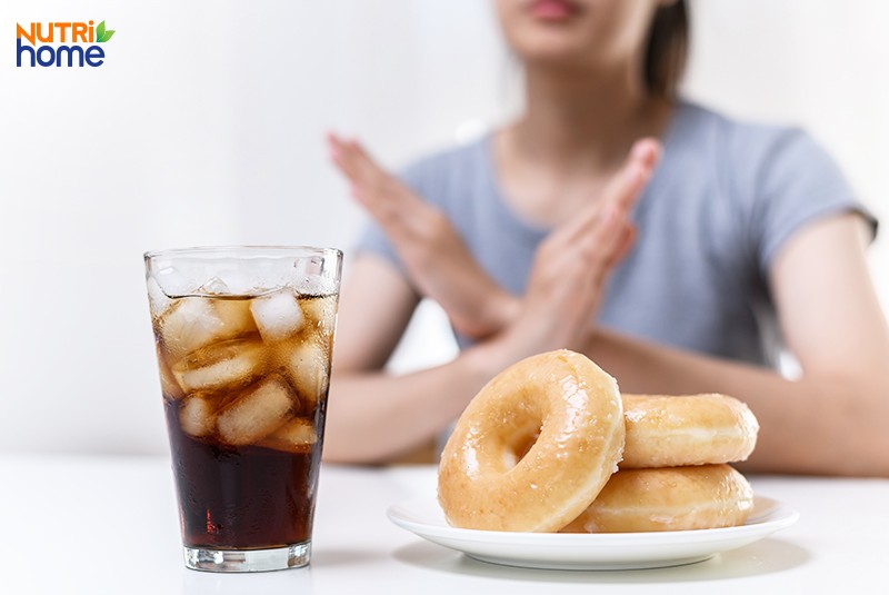 Thoái hoá khớp gối nên kiêng ăn gì? thực phẩm chứa nhiều đường