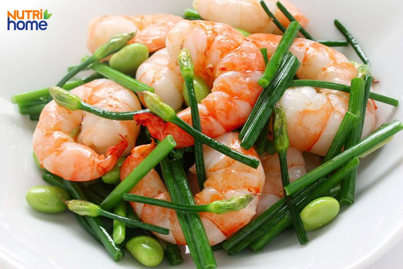 món ăn tốt cho người bị loãng xương, tôm xào rau hẹ