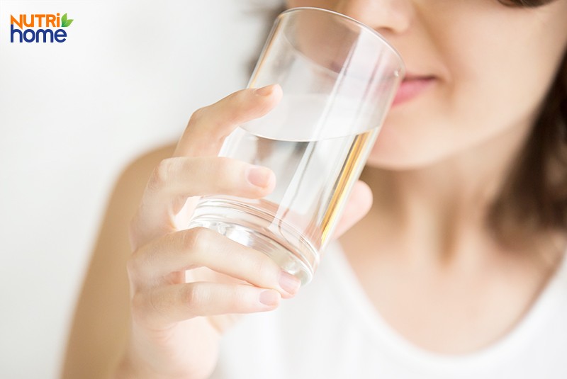 cách hạ huyết áp nhanh, Uống đủ nước giúp điều hòa huyết áp