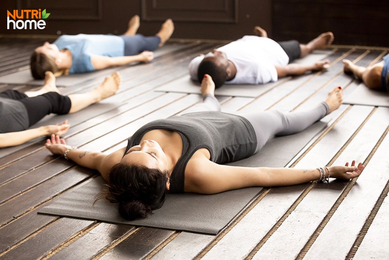 Nằm thư giãn ở tư thế savasana giúp hạ huyết áp