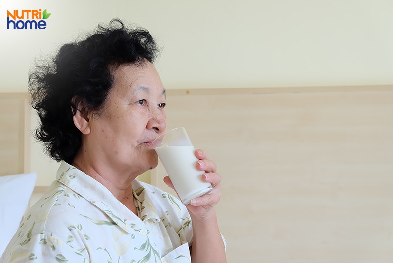 cách trị mất ngủ cho người già tại nhà, uống sữa ấm