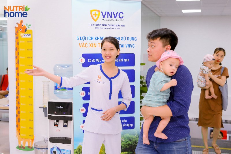 những điều cần biết trước khi tiêm vắc xin, Ba mẹ cần hỗ trợ tinh thần cho bé trước khi tiêm