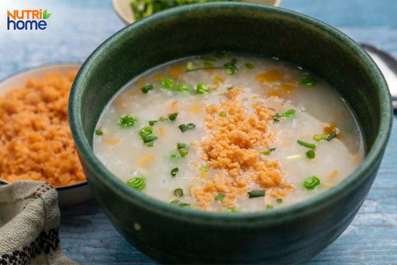 món ăn giảm mỡ máu, cháo đậu xanh cá hồi