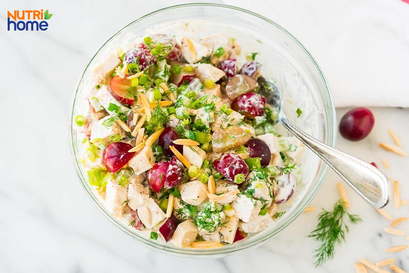 Salad ức gà ăn kèm sốt sữa chua tốt cho người mỡ máu cao