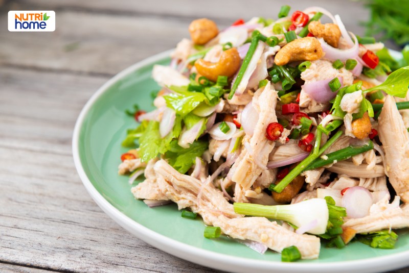 Nộm gà trộn hạt điều cho người bệnh tiểu đường