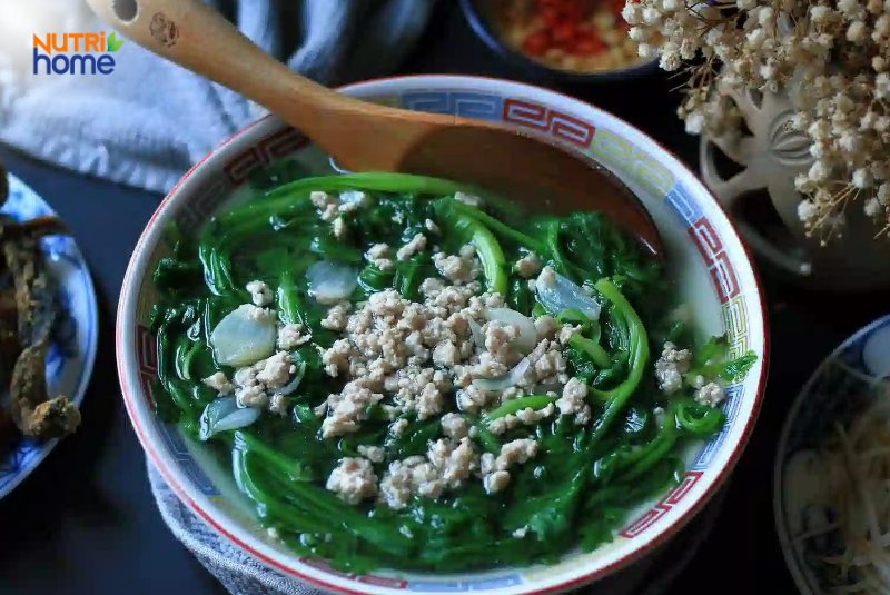 Canh rau tần ô nấu thịt nạc cho người bị tiểu đường