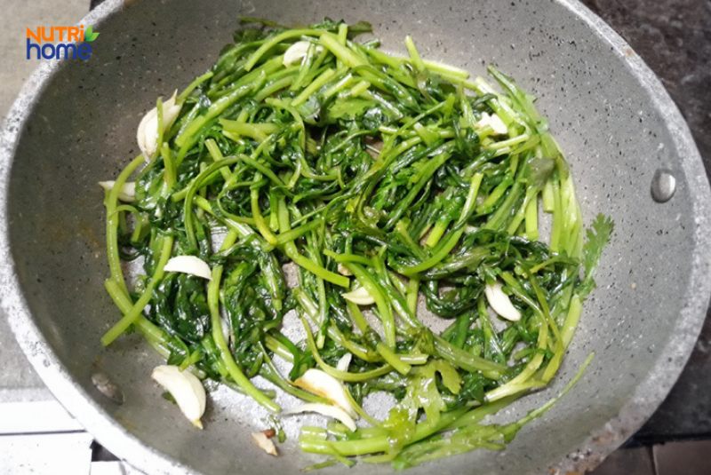 Cải cúc xào tỏi tốt cho mẹ bầu