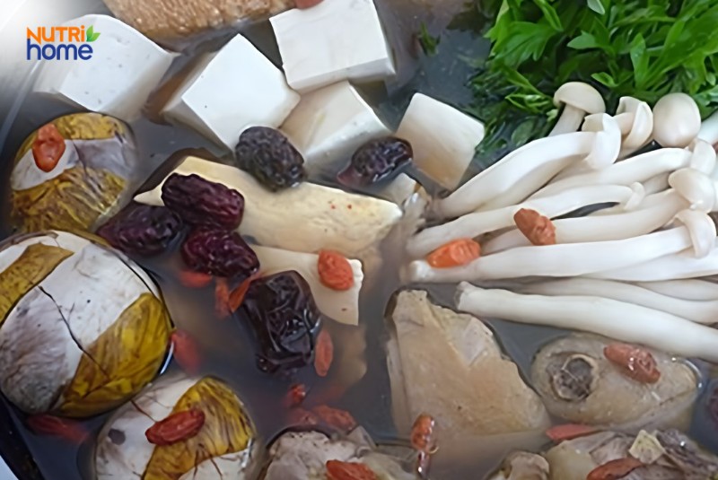 Lẩu gà ngải cứu vịt lộn phù hợp với người tiểu đường