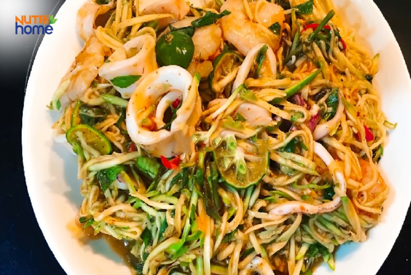 Gỏi xoài hải sản chua cay cho người bệnh tiểu đường
