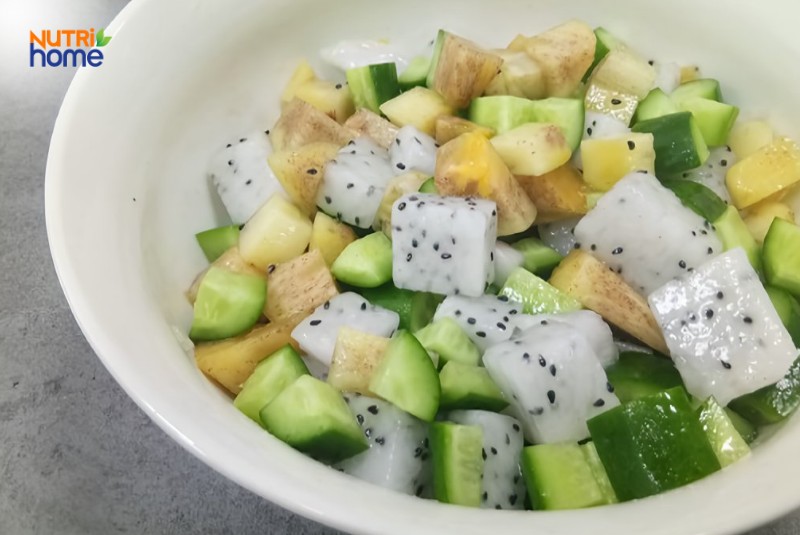 Salad thanh long, hồng giòn và dưa leo sốt dầu giấm phù hợp với người bị tiểu đường