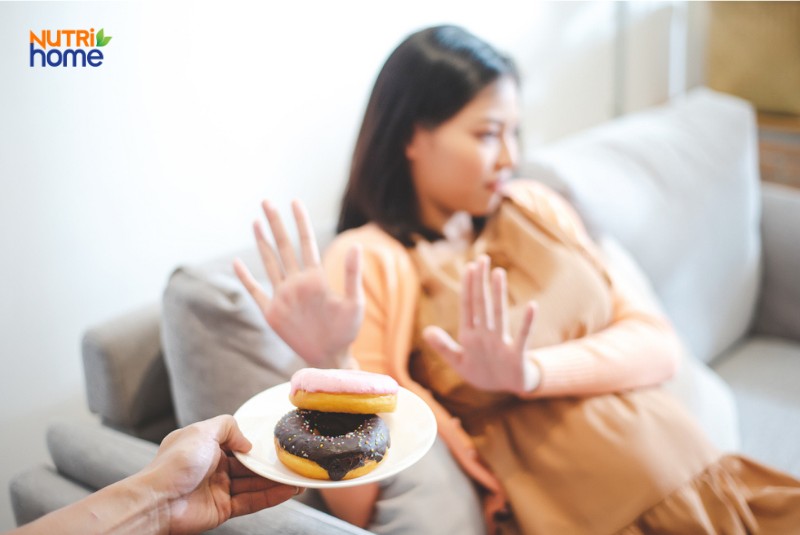 Muốn con da trắng môi hồng, mẹ không nên ăn gì?