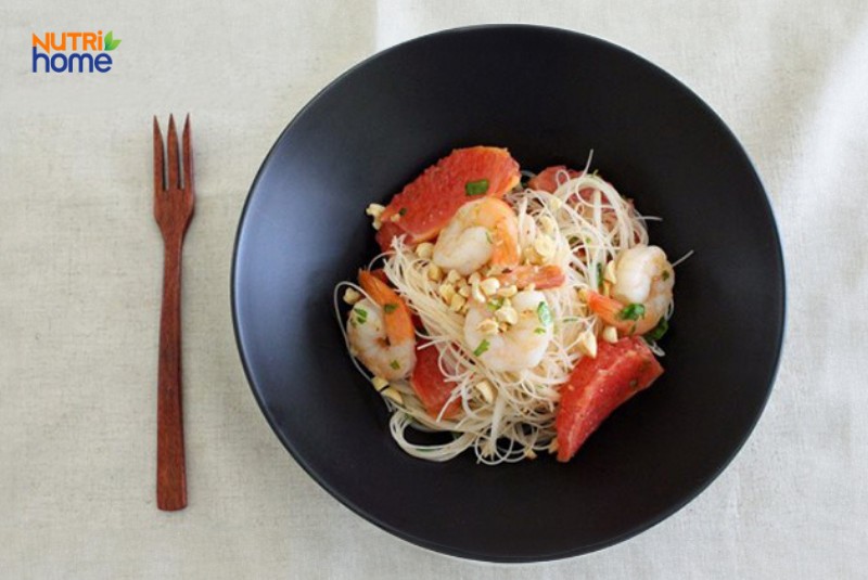 Mì trộn tôm bưởi thanh mát cho bà bầu