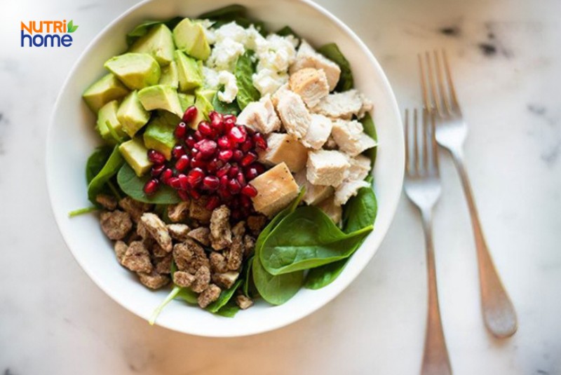 Salad thịt gà, lựu và rau quả cho người bị tiểu đường