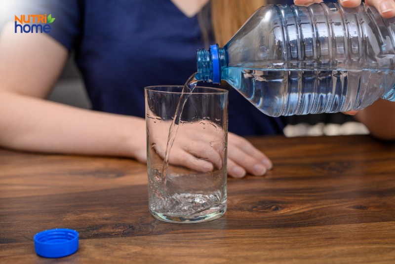 viêm đường ruột nên ăn gì, uống đủ nước