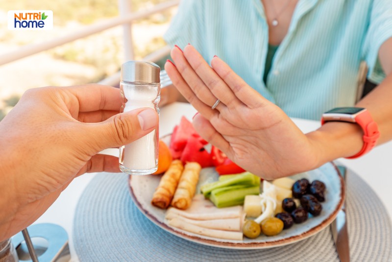 bệnh đau mắt đỏ kiêng ăn gì, Thực phẩm có hàm lượng natri cao