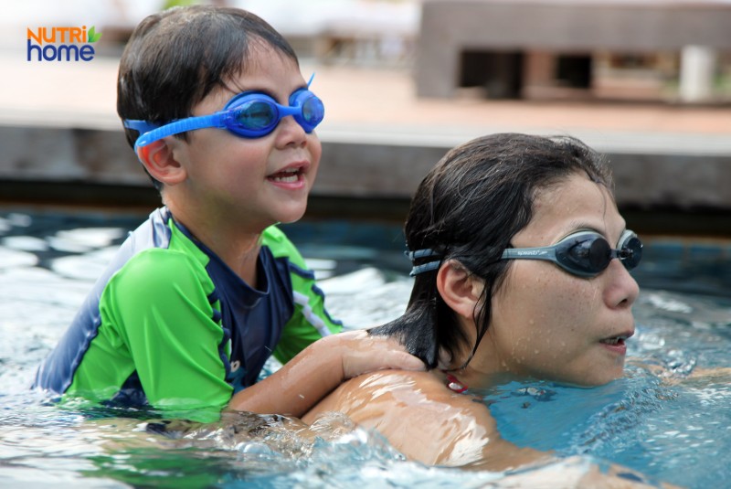 đau mắt đỏ nên kiêng gì, Bơi trong hồ bơi có clo