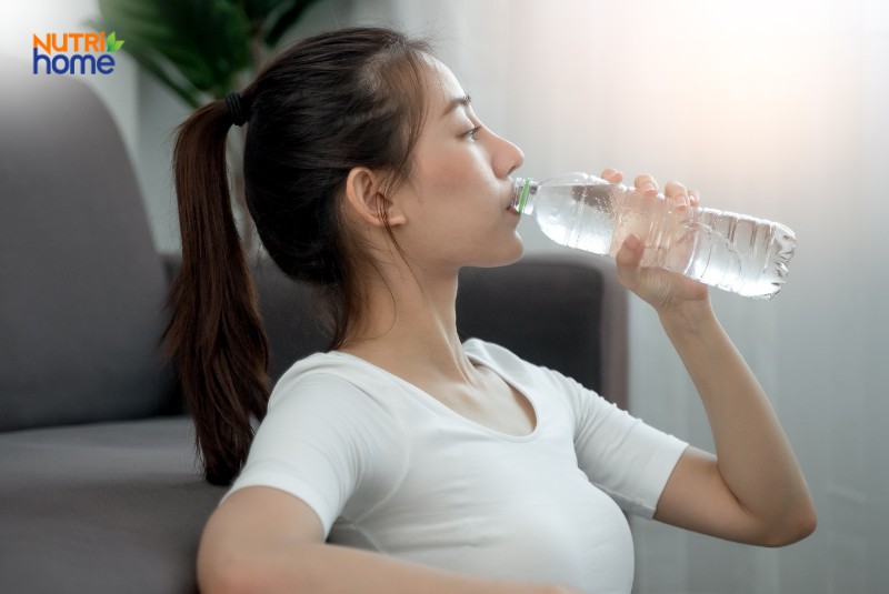 Khô mắt nên bổ sung gì? nước