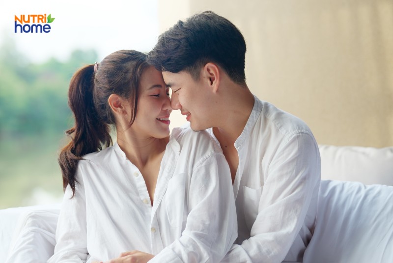 Yếu tố nào có thể ảnh hưởng đến ham muốn của đàn ông? https://www.shutterstock.com/vi/image-photo/asian-couple-lying-bed-together-they-1427948543 Hiểu rõ ham muốn tình dục ở đàn ông là yếu tố quan trọng giúp nam giới nhận thức rõ về nhu cầu bản thân, từ đó xây dựng lối sống khoa học, duy trì sức khỏe sinh lý và tinh thần ở trạng thái tối ưu. Đồng thời, điều này cũng hỗ trợ phái mạnh giao tiếp hiệu quả với bạn đời, tạo sự thấu hiểu và gắn kết trong mối quan hệ. Với nữ giới, việc hiểu được ham muốn của đàn ông giúp họ biết cách điều chỉnh, đáp ứng phù hợp, góp phần tạo nên đời sống chăn gối hòa hợp và hạnh phúc hơn. Việc điều hòa ham muốn không chỉ nâng cao sức khỏe tổng thể mà còn giúp cả hai cảm thấy hài lòng hơn với đời sống lứa đôi. Ham muốn của đàn ông là gì? Từ góc độ sinh học, ham muốn của đàn ông là phản ứng tự nhiên được điều khiển bởi hormone testosterone. Testosterone đóng vai trò chủ đạo trong việc kích thích ham muốn tình dục, tăng cường năng lượng và tạo cảm giác hưng phấn. Sự gia tăng nồng độ testosterone có liên quan chặt chẽ đến hoạt động của hệ thần kinh, đặc biệt là các vùng não kiểm soát cảm xúc và khoái cảm, sau khi nhận được các tín hiệu kích thích từ ngũ quan. Từ góc độ tâm lý học, ham muốn tình dục của đàn ông không chỉ là nhu cầu về thể xác mà còn là khao khát được kết nối tinh thần với đối tác, qua đó trải nghiệm cảm giác an toàn; được thấu hiểu, đồng cảm, sẻ chia và quan tâm. Tầm quan trọng của ham muốn tình dục ở nam giới