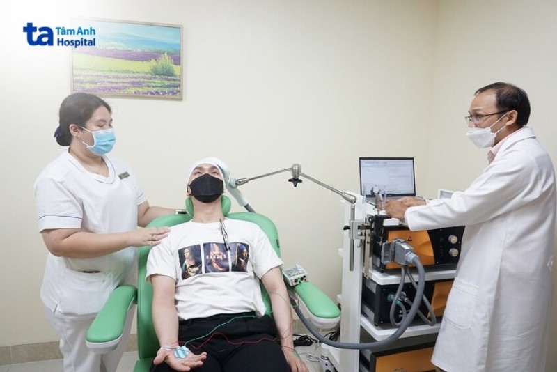 Người bệnh đang được điều trị bằng máy TMS