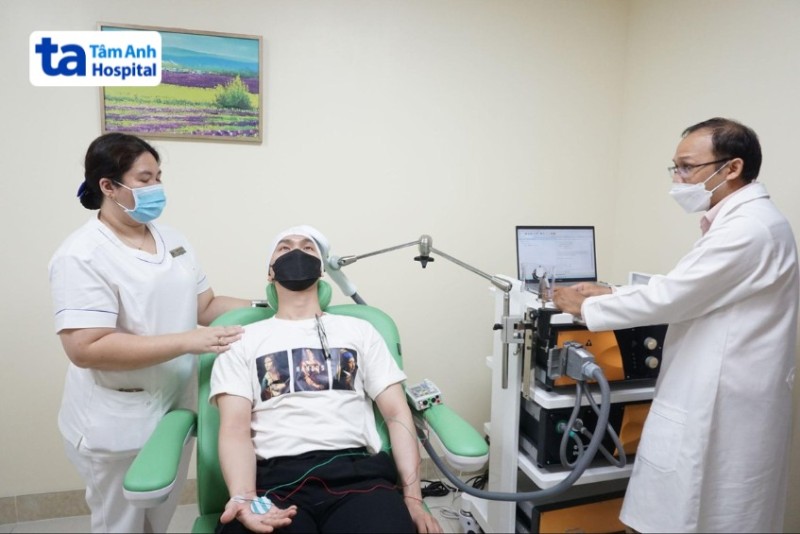 cảnh người bệnh được điều trị bằng máy kích thích từ trường xuyên sọ