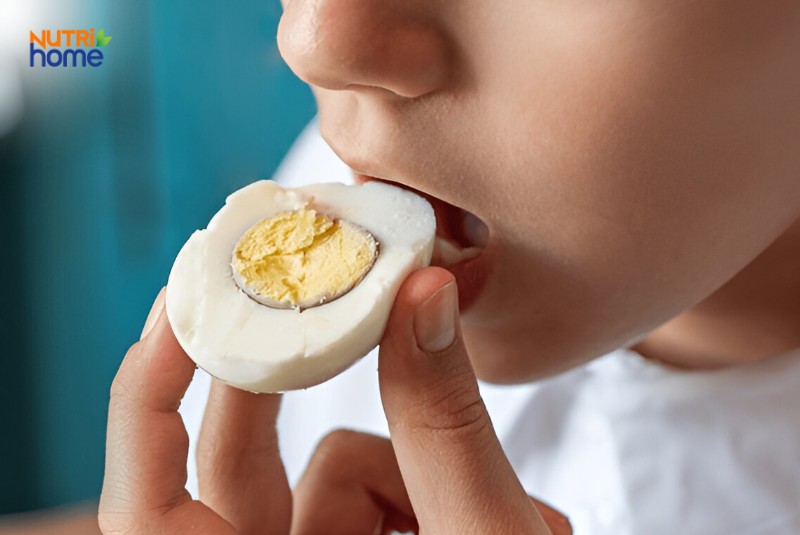 Người bị huyết áp cao có thể ăn trứng gà, nhưng phải kiểm soát lượng và cách chế biến. Không nên loại bỏ hoàn toàn vì trứng vẫn là nguồn dinh dưỡng tốt nếu dùng đúng cách.