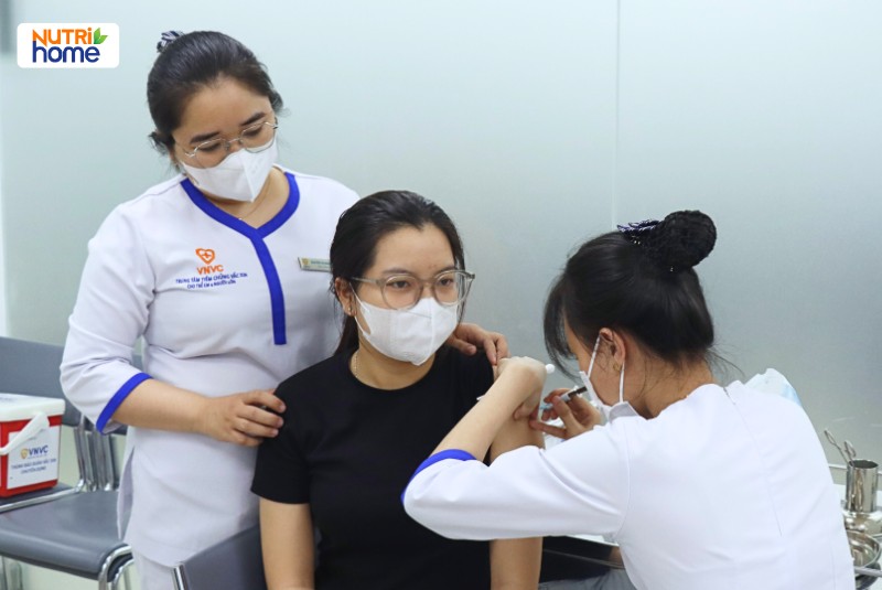 Nhân viên y tế tiêm vắc xin HPV cho nữ giới tại trung tâm VNVC