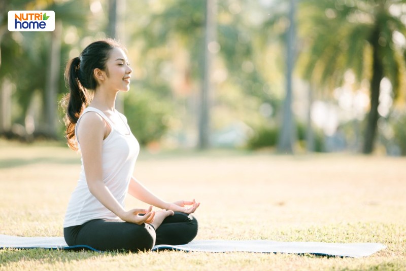 Phụ nữ tập yoga ngoài trời giúp nâng cao sức khỏe, hỗ trợ miễn dịch phòng ngừa virus HPV