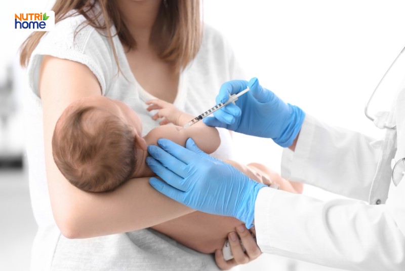 Bác sĩ tiêm kháng thể đơn dòng nirsevimab Beyfortus cho trẻ sơ sinh tại phòng khám