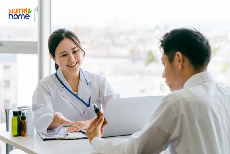 Bác sĩ chỉ định sản phẩm điều trị viêm da cho bệnh nhân trong phòng khám