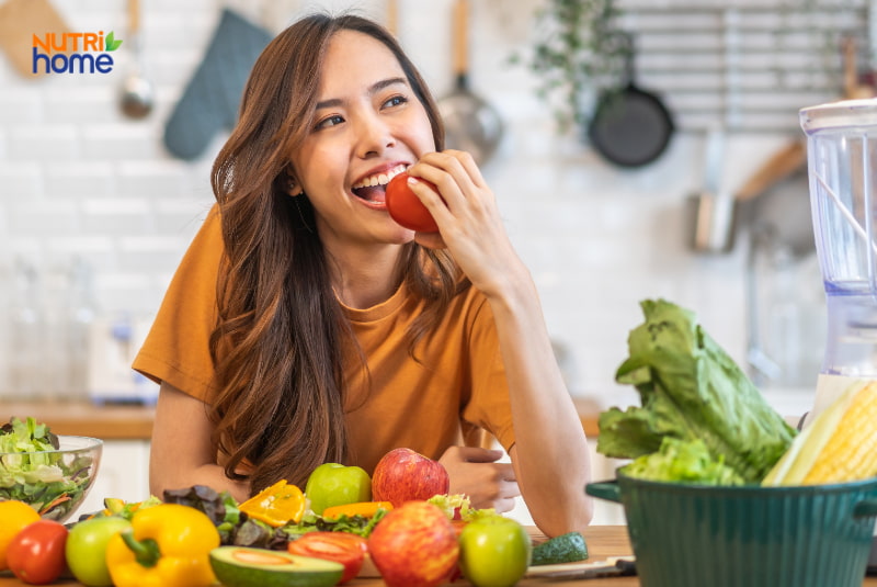 Phụ nữ ăn rau củ quả tươi hỗ trợ điều trị viêm da cơ địa qua chế độ dinh dưỡng