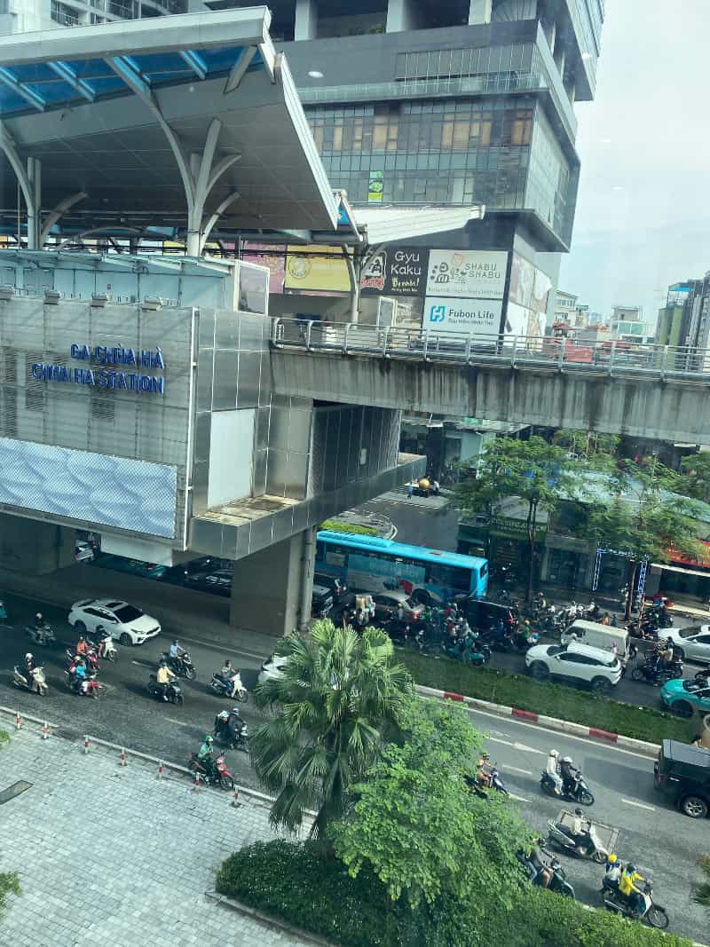 Nhìn từ trên cao ga Chùa Hà và đường phố đông đúc gần Phòng khám Đa khoa Tâm Anh Cầu Giấy