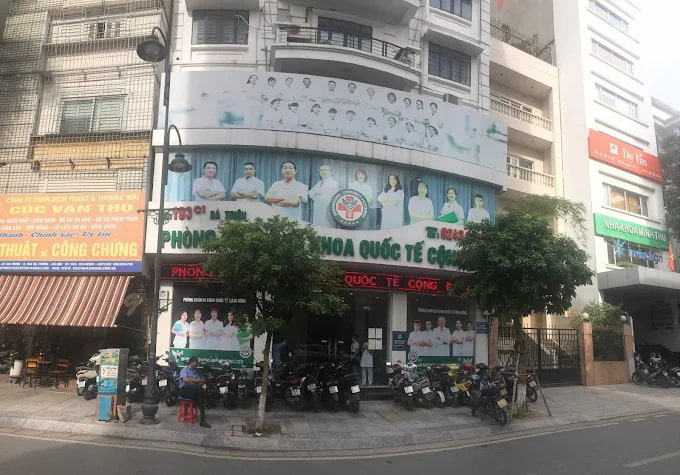 Phòng khám đa khoa Quốc tế Cộng Đồng với đội ngũ bác sĩ được quảng bá trên mặt tiền