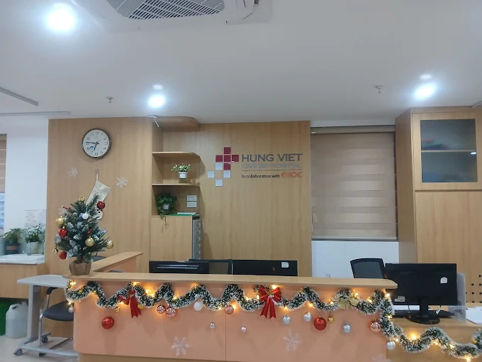 Khu vực lễ tân được trang trí Giáng Sinh tại phòng khám Hưng Việt ở Hà Nội