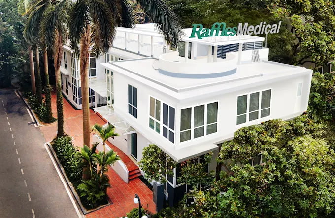 Mặt tiền phòng khám Raffles Medical với thiết kế hiện đại, nằm giữa khuôn viên xanh tại Hà Nội