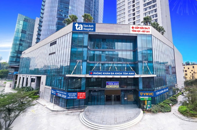 Toà nhà phòng khám đa khoa Tâm Anh Hà Nội với thiết kế kính hiện đại giữa trung tâm thành phố