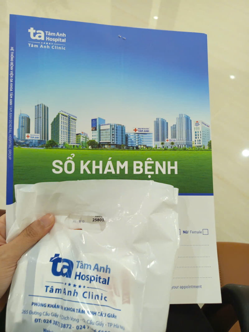 Tờ sổ khám bệnh và túi đựng hồ sơ của Phòng khám Đa khoa Tâm Anh tại Cầu Giấy