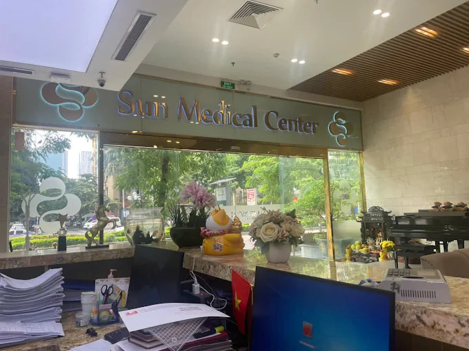 Khu vực lễ tân trung tâm y tế Sun Medical Center với thiết kế mở và tầm nhìn ra đường phố