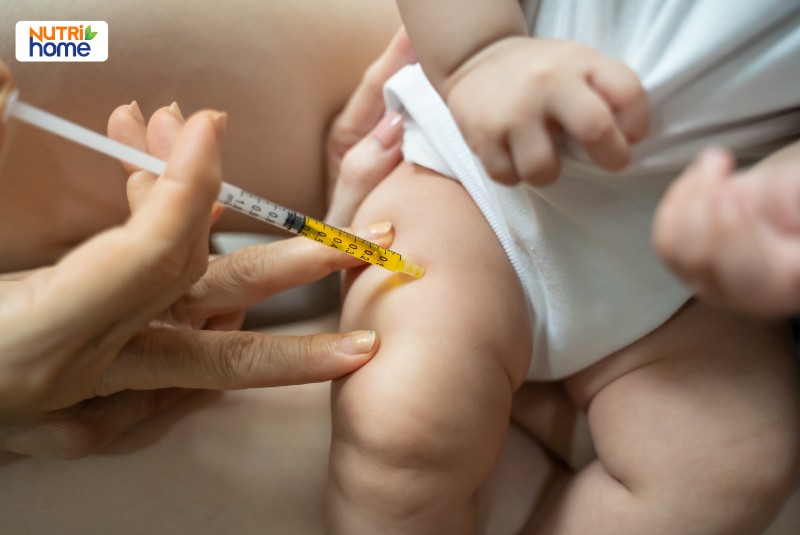 Mũi tiêm kháng thể nirsevimab Beyfortus vào đùi trẻ sơ sinh để dự phòng virus RSV
