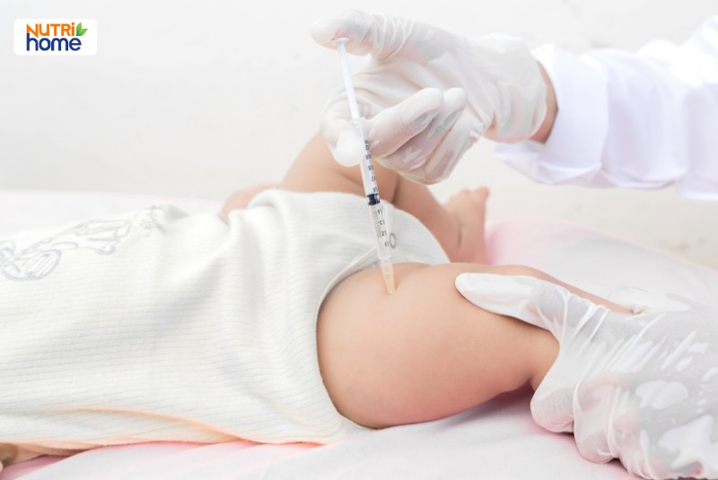 Mũi tiêm kháng thể phòng RSV Beyfortus được tiêm bắp vào đùi trẻ sơ sinh