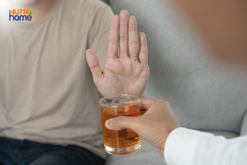 Người từ chối ly rượu, minh họa hành động kiêng đồ uống không phù hợp cho người viêm da cơ địa