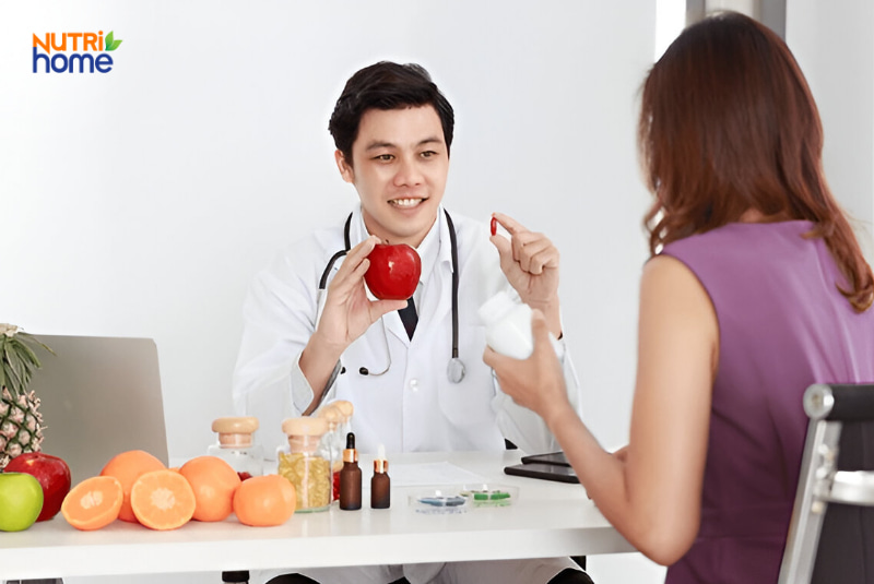 Bác sĩ tư vấn dinh dưỡng cho bệnh nhân bị viêm da cơ địa về chế độ ăn phù hợp